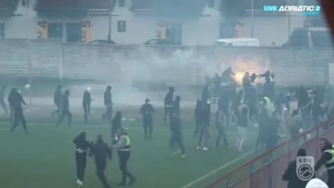 VIDEO: Sukob navijača na pola sata prekinuo meč Internacional - Berane u Nikšiću