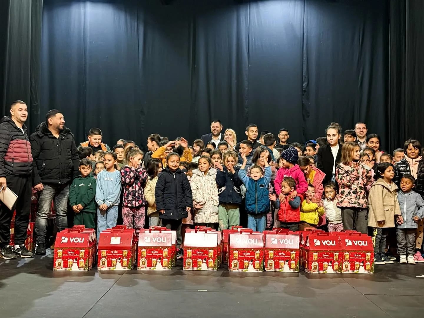 Uručeni poklon-paketići djeci RE populacije