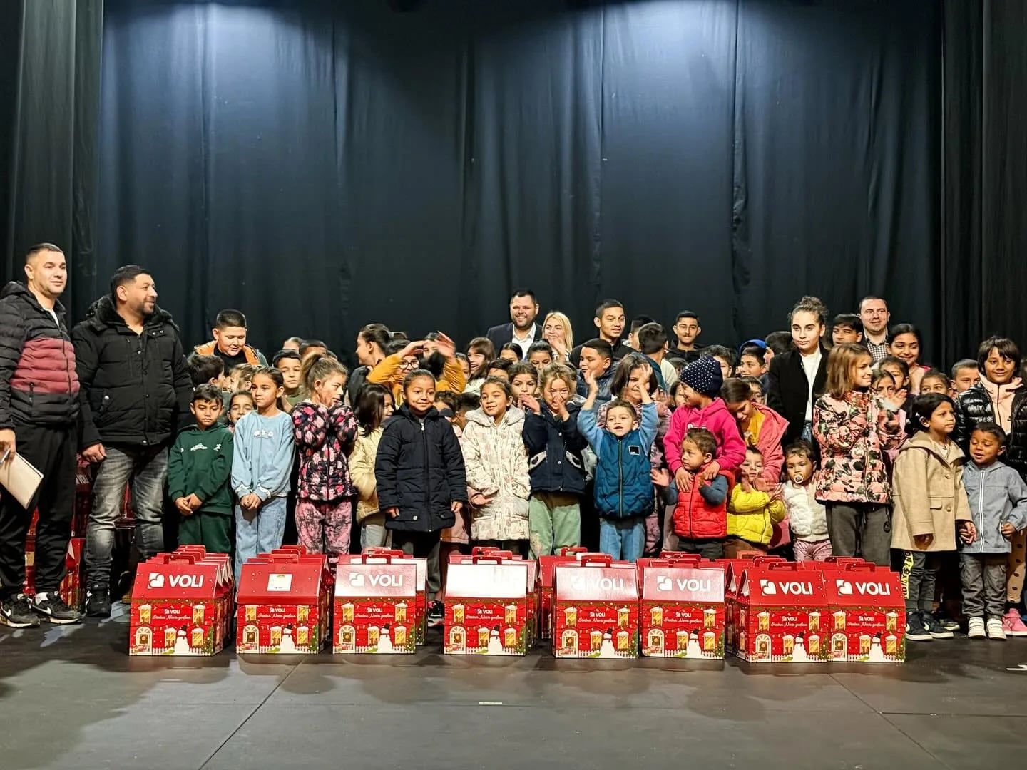 Uručeni poklon-paketići djeci RE populacije