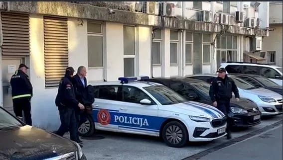 Simovića sumnjiče da je iz državne kase plaćao boravak u ekskluzivnim hotelima i ručkove porodici i prijateljima