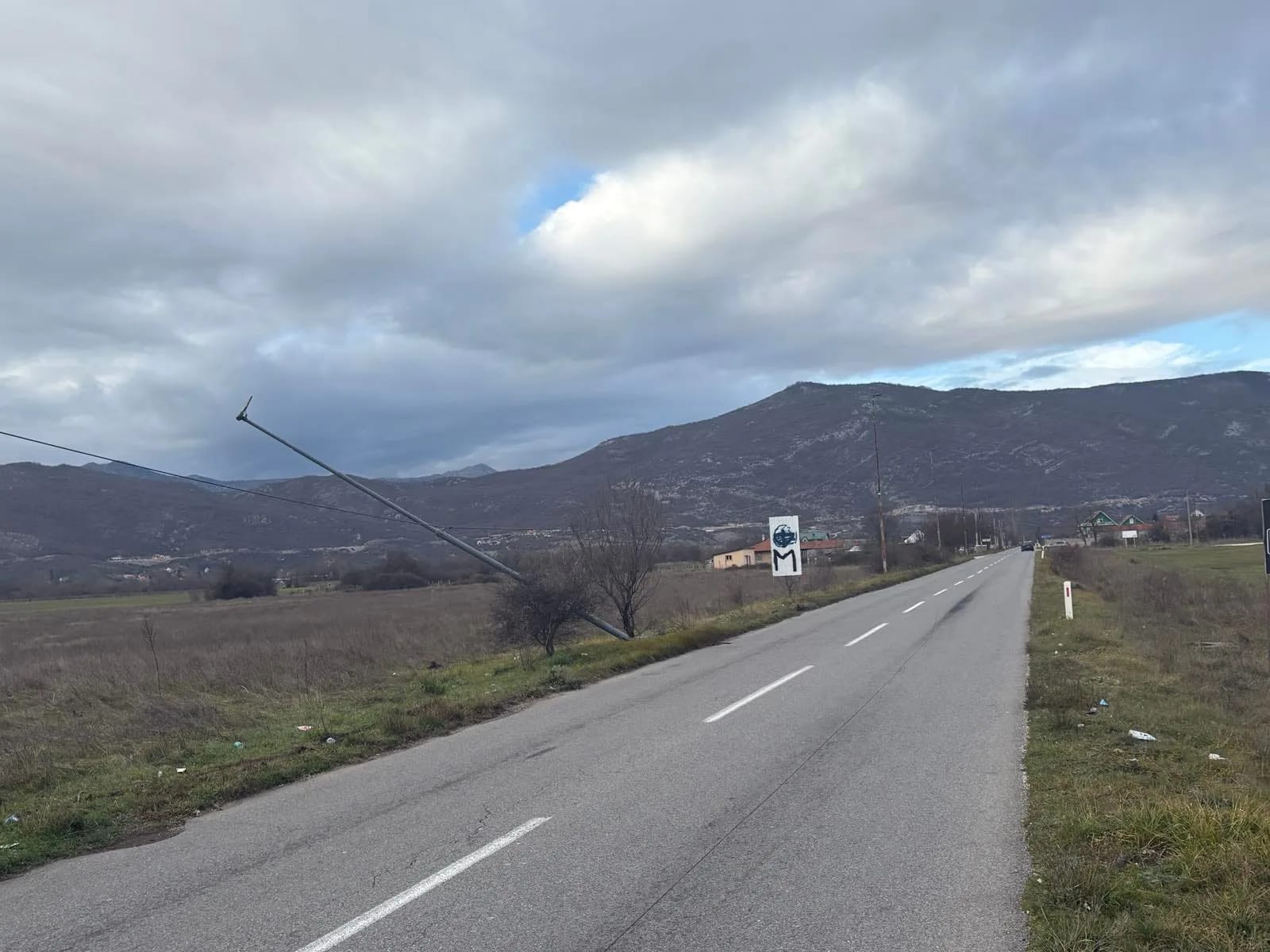 ČITAOCI ŠALJU: Stub nakrivljen, polovina rasvjete ne radi