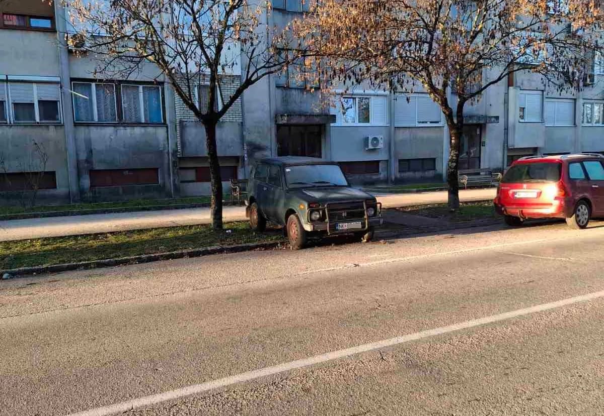 ČITAOCI ŠALJU: Vozilo danima parkirano na zelenoj površini u Ulici šeste crnogorske