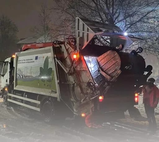 (FOTO) Ekipe Komunalnog čistile snijeg sa ulica i odvozile komunlni otpad