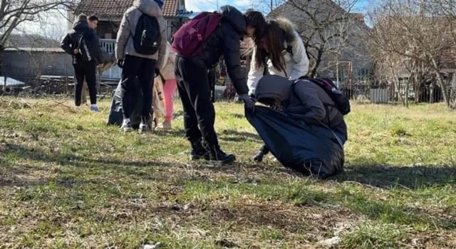 NVO Optimisti i učenici čistili dvorište Gimnazije