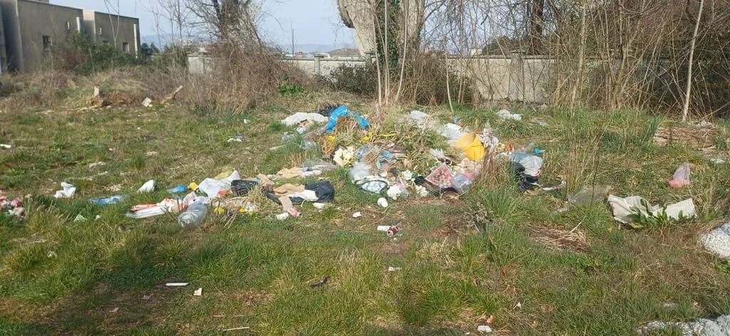 ČITAOCI ŠALJU: Deponije su svuda sramne, a na groblju posebno