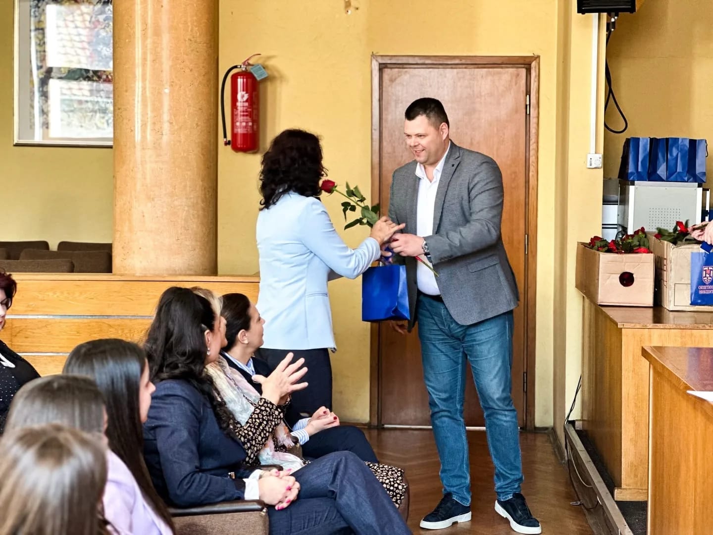 Kovačević uručio poklone zaposlenim damama u Opštini Nikšić povodom 8. marta