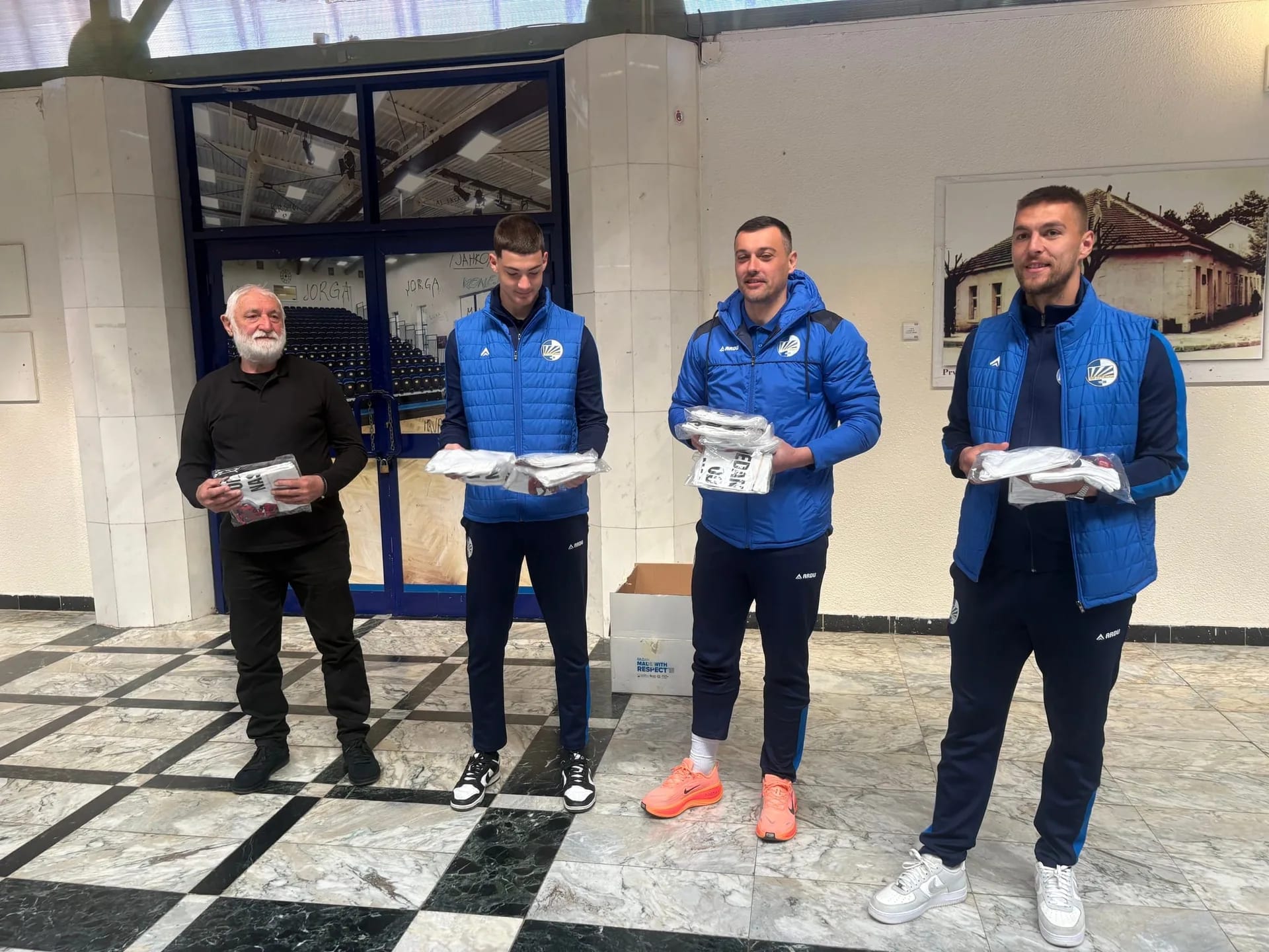 (FOTO) Fudbaleri Sutjeske posjetili nikšićke škole u čast Andrije Delibašića