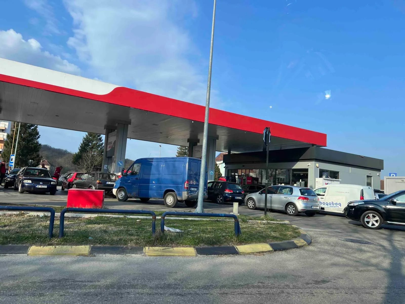 FOTO: Od juče velike gužve na pumpama u Nikšiću