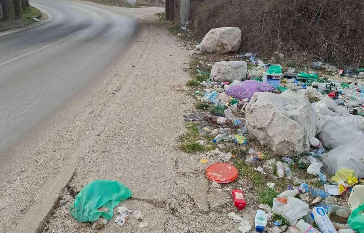 Ulaz u Nikšić zatrpan otpadom: Mještani upozoravaju na deponiju uz magistralu Nikšić-Podgorica
