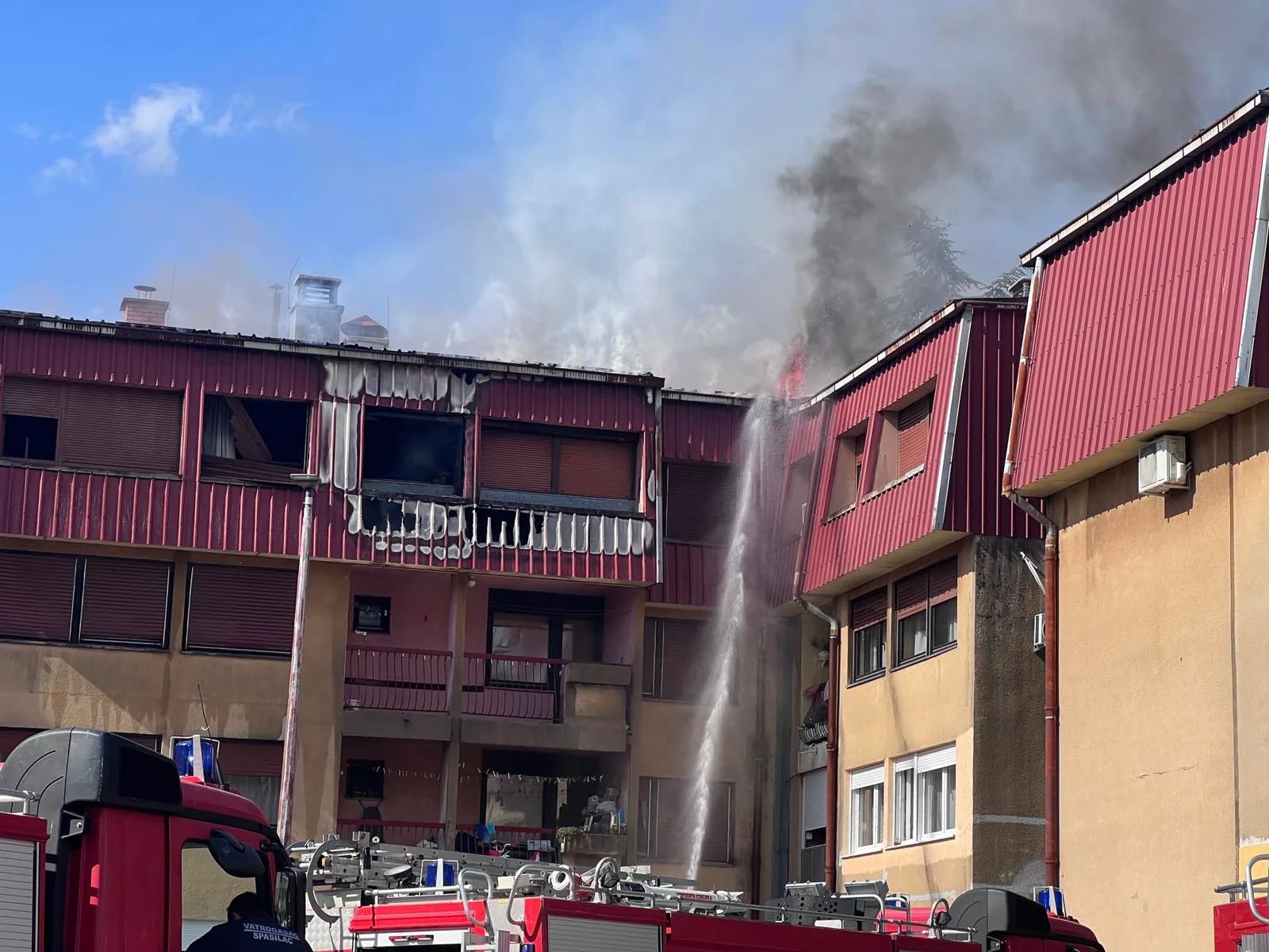 (FOTO) Izgorio stan u potkrovlju, nema povrijeđenih