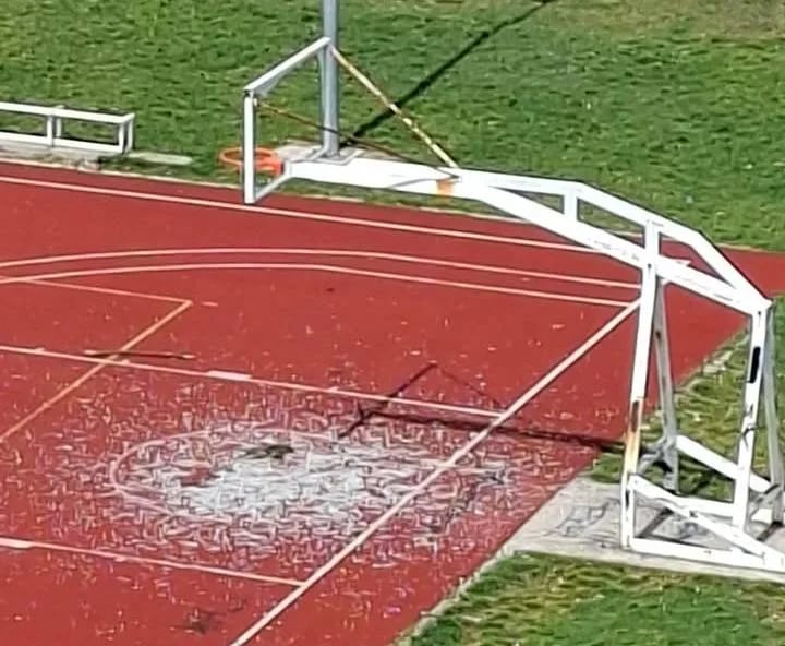 ČITAOCI ŠALJU: Uništena tabla na košu u dvorištu OŠ "Ratko Žarić"