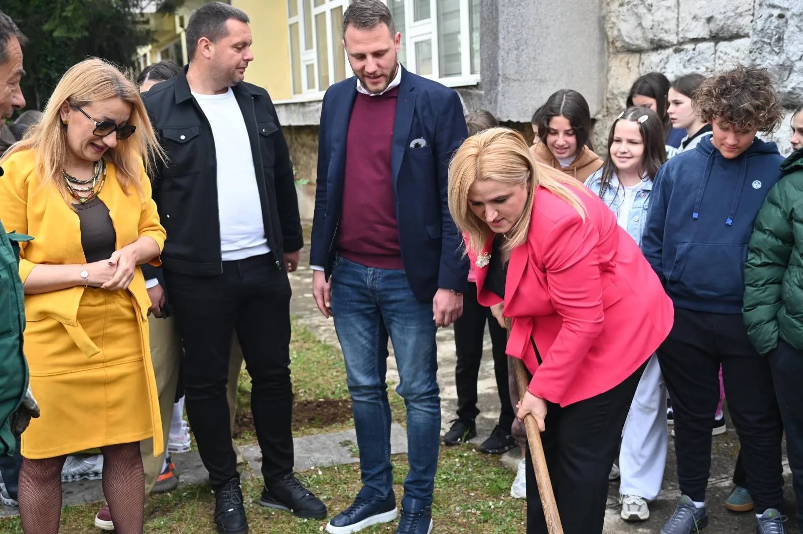 Obilježen Dan planete Zemlje: Organizovana akcija sadnje drveća u dvorištima nikšićkih škola