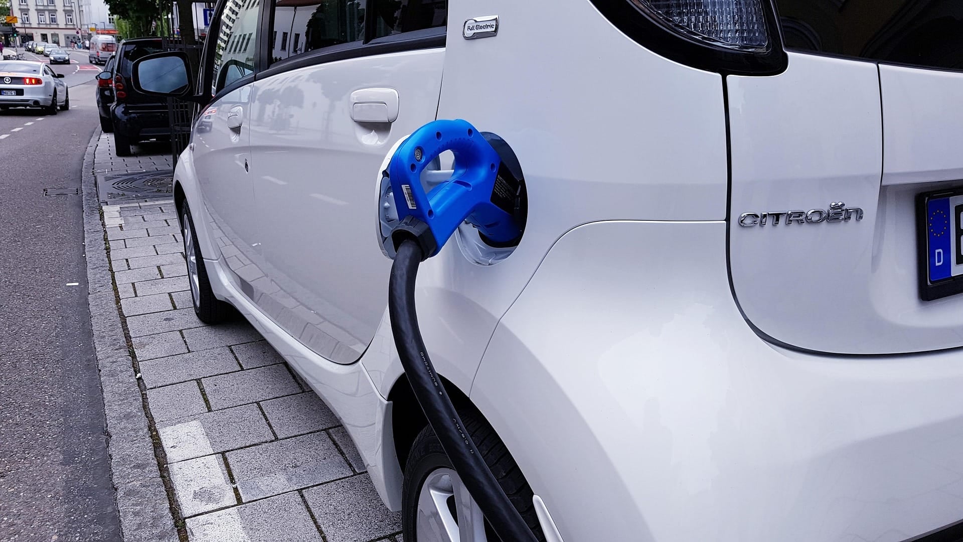 Novi zakon mijenja vozni park države: Kupovaće električne i hibridne automobile