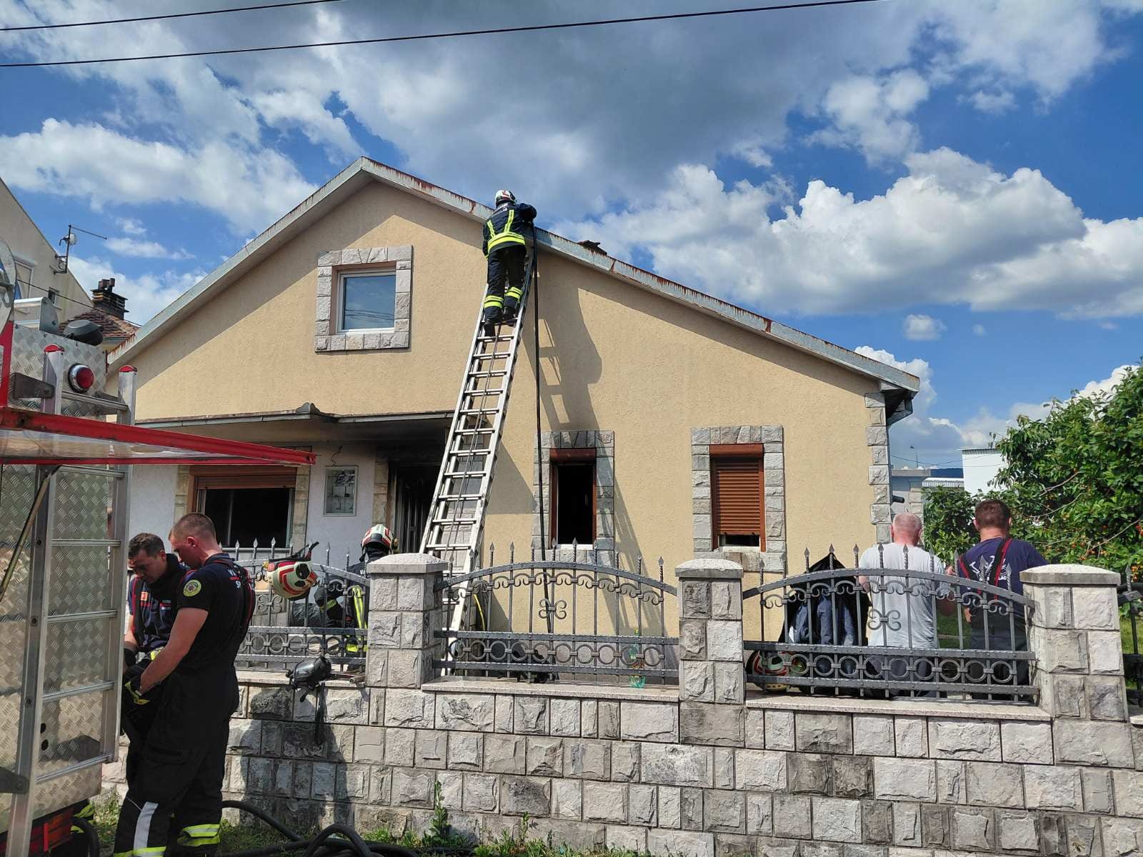 Požar zahvatio porodičnu kuću, pričinjena velika šteta