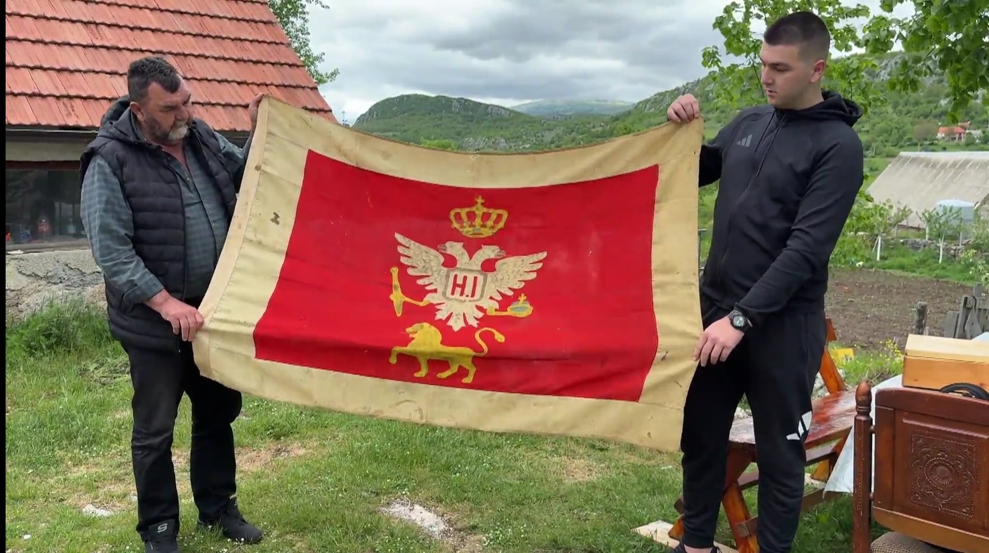 Svetinja porodice Manojlović: Barjak natopljen krvlju i istorijom čuvaju više od 120 godina