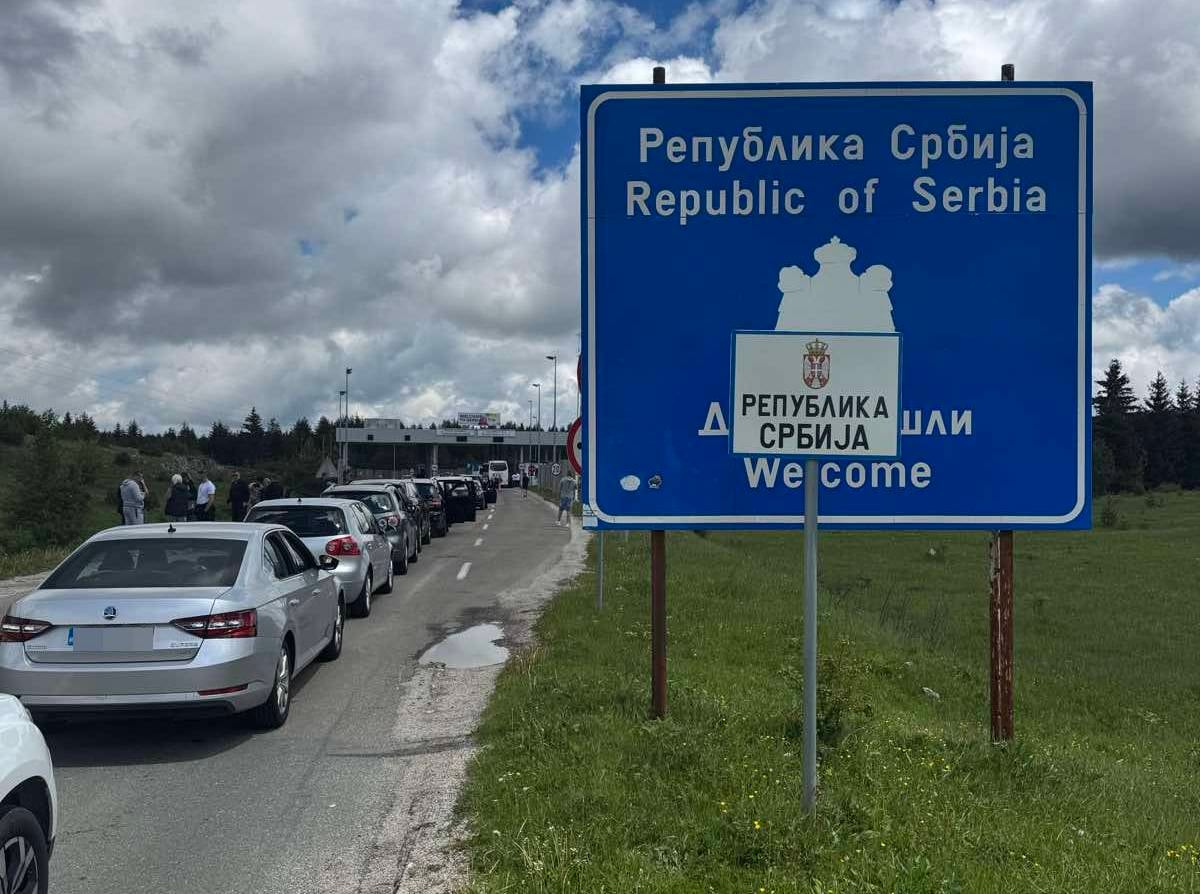 (FOTO) Nikšićani satima čekaju na granici na putu ka Tari