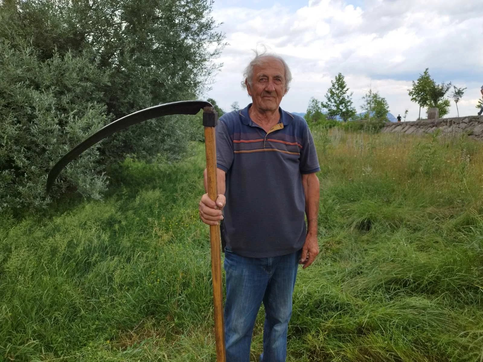 Čika Radomire, kapa dolje: U devetoj deceniji kosi i brine o prirodi pored Šetališta Vita Nikolića