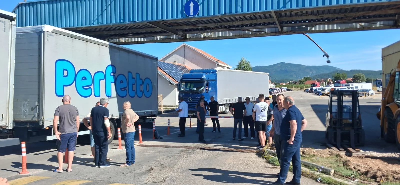 Bivši radnici Autoprevoznog blokirali ulaz u Tehnobazu: Traže povezivanje staža i isplatu potraživanja