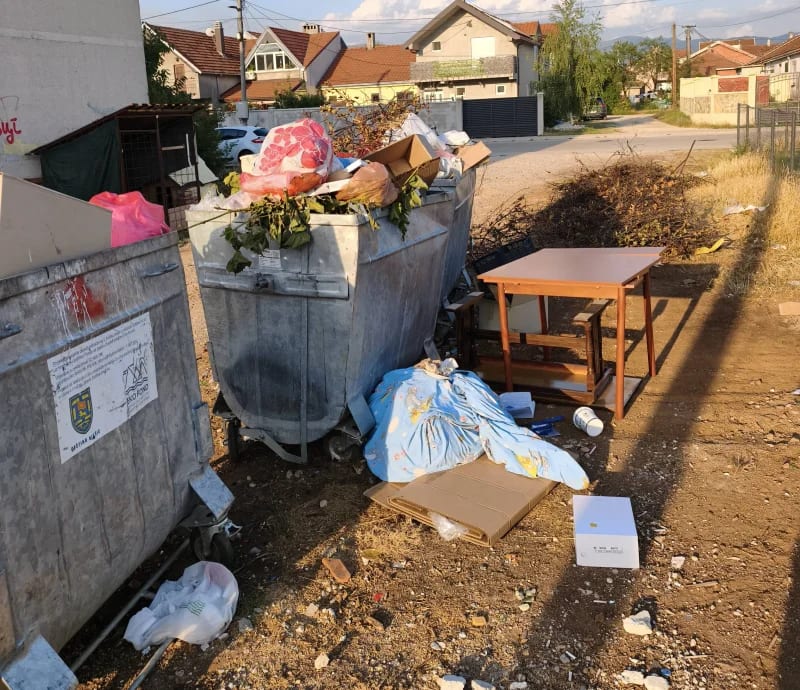 ČITAOCI ŠALJU: Traže hitno izmještanje kontejnera