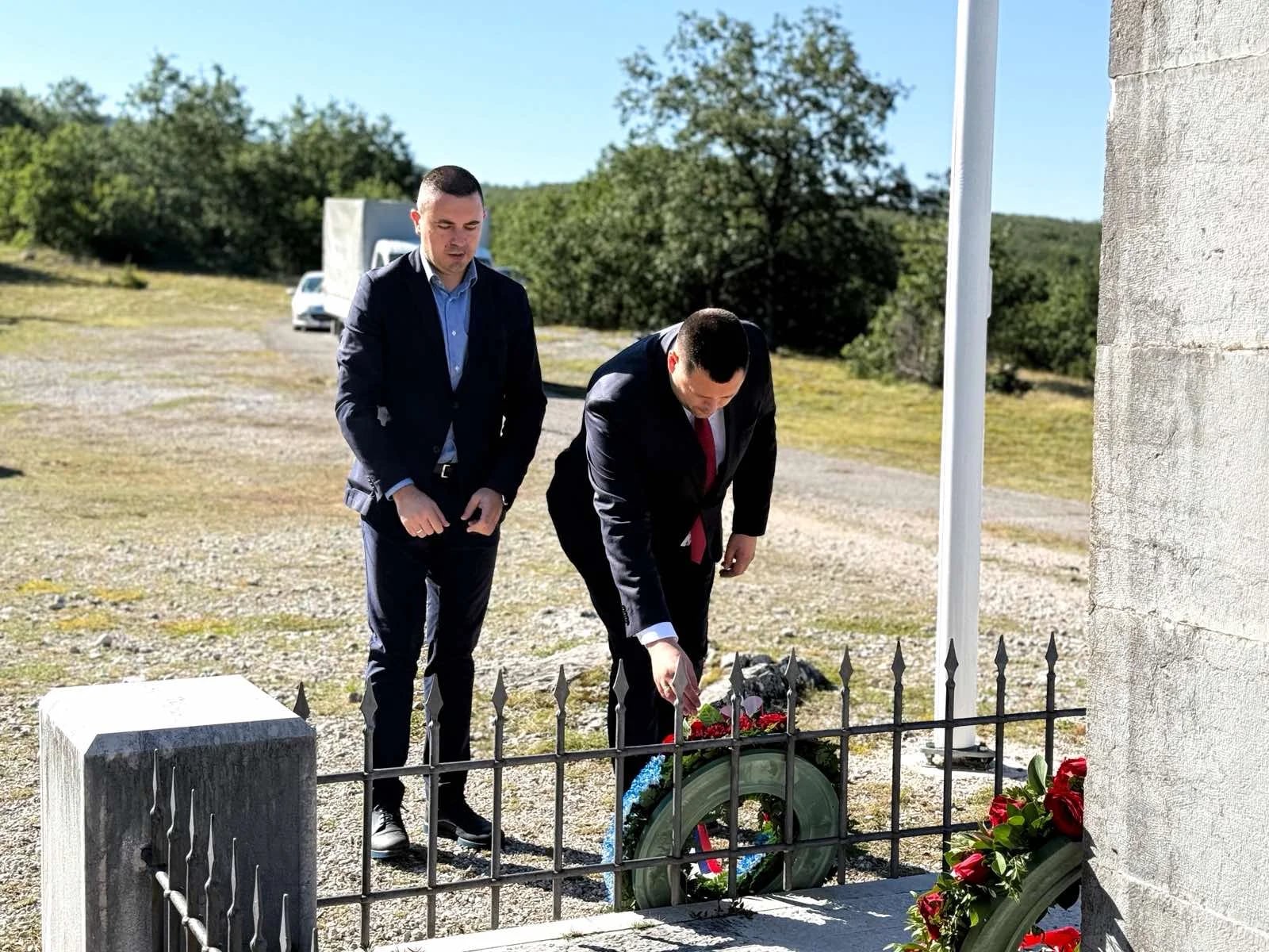 Kovačević i Lalatović Žižić položili vijenac na spomen-obilježje na Vučjem dolu