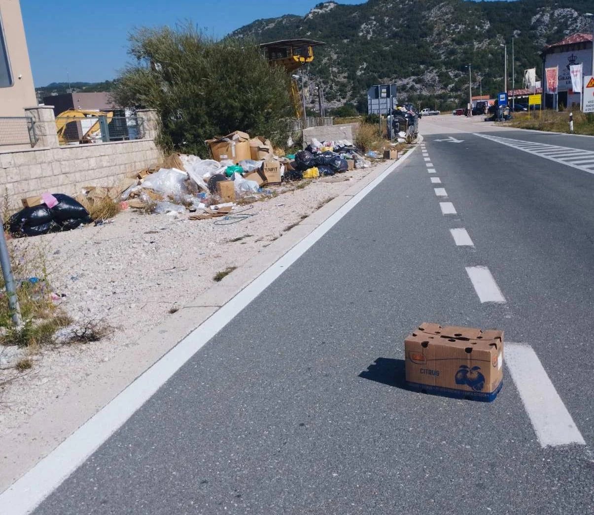 Nakon Lukova, gomile otpada i uz magistralni put u Grahovu