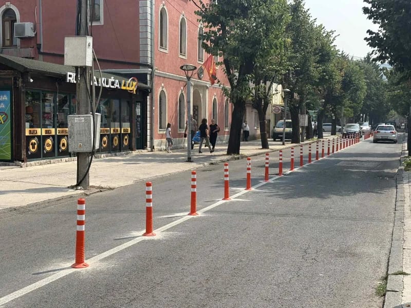 Plastični stubići u više nikšićkih ulica, nadležni žele da spriječe nepropisno parkiranje