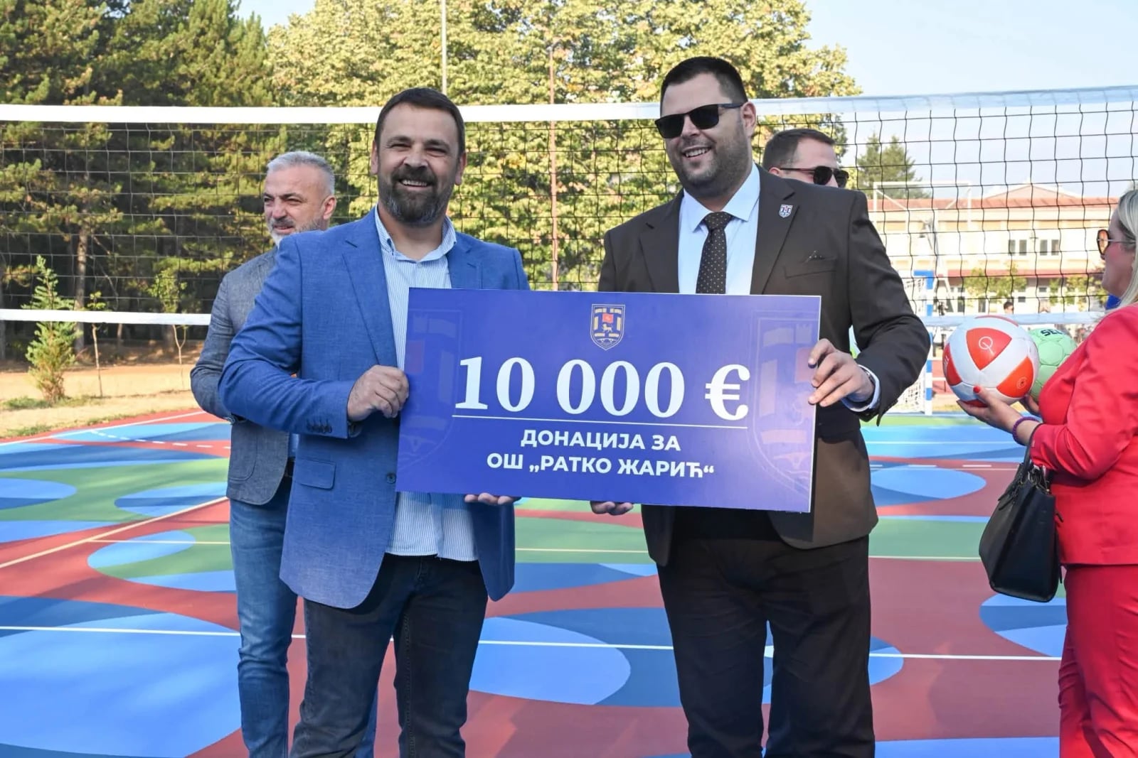 Opština Nikšić donirala 10.000 eura OŠ "Ratko Žarić" za rasvjetu terena