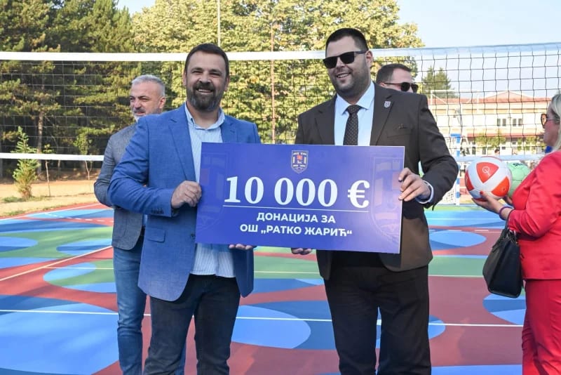 Opština Nikšić donirala 10.000 eura OŠ "Ratko Žarić" za rasvjetu terena