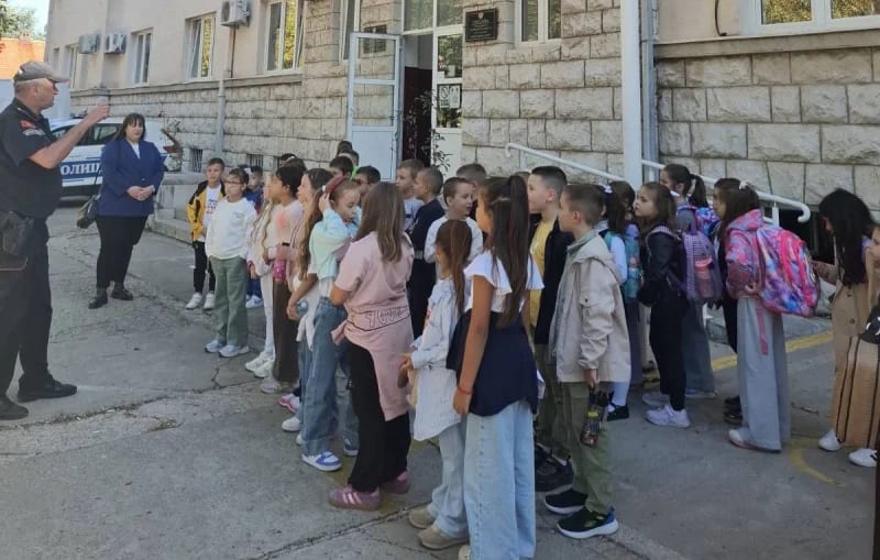 Druženje nikšićkih osnovaca sa policijskim službenicima