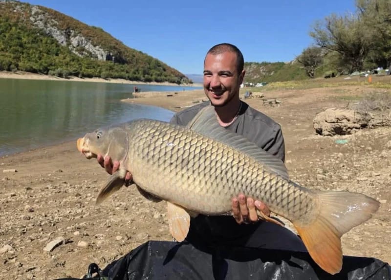 (FOTO) Matija Zorić na Liverovićima ulovio šarana od skoro 15 kilograma