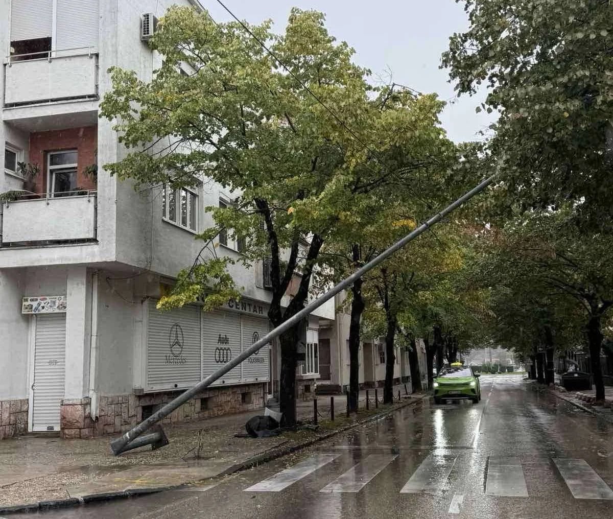 (FOTO) Stub rasvjete visi nad ulicom