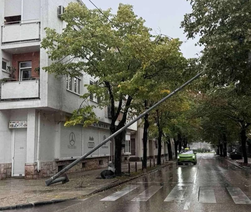 (FOTO) Stub rasvjete visi nad ulicom