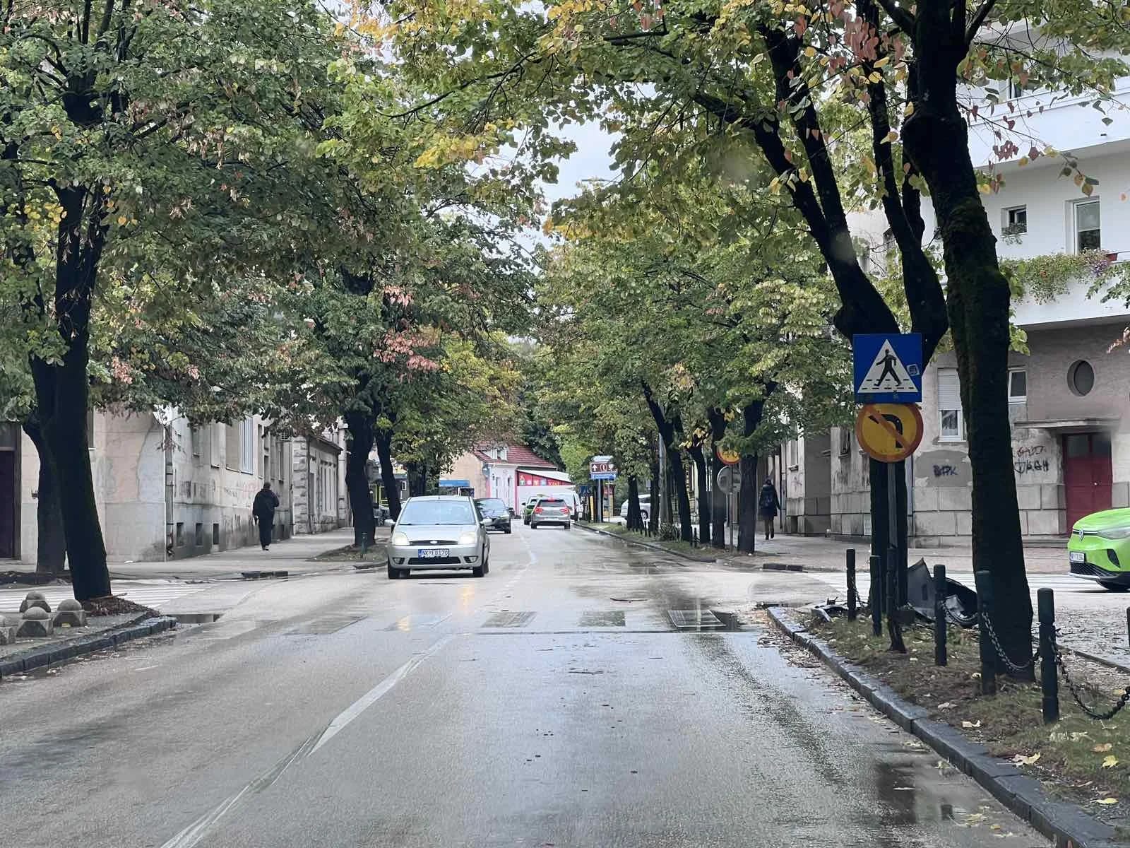 (FOTO) Uklonjen stub rasvjete koji je visio nad ulicom