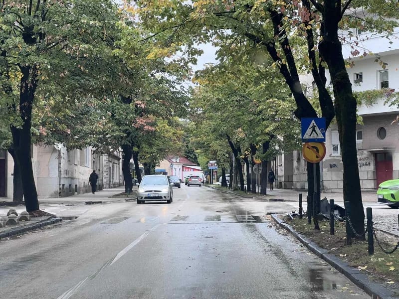 (FOTO) Uklonjen stub rasvjete koji je visio nad ulicom