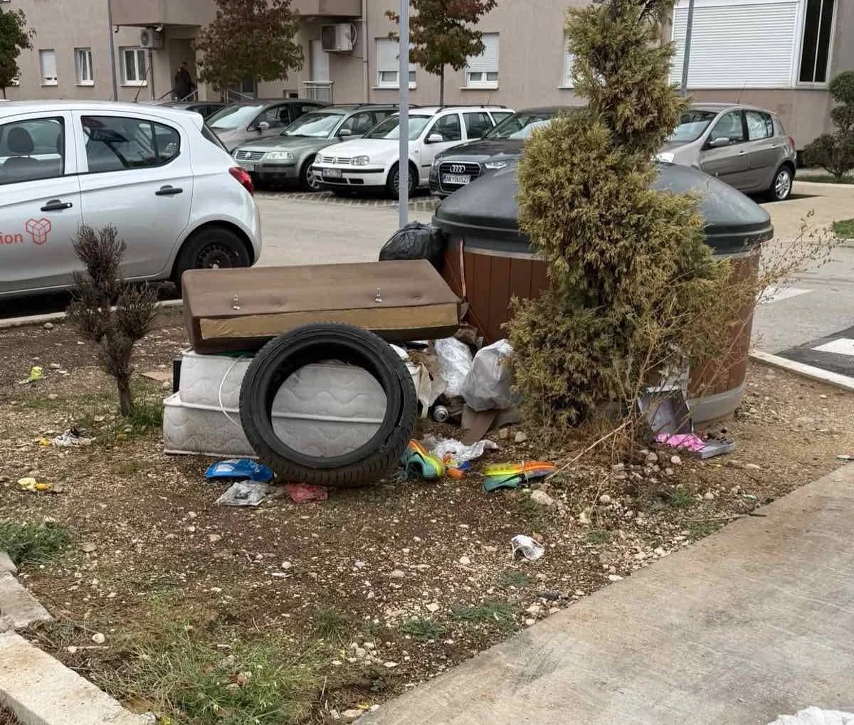 Kabasti otpad danima pored kontejnera u Ulici Nikca od Rovina