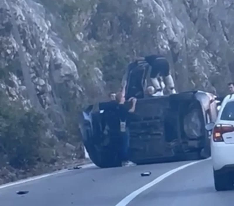VIDEO: Automobil se prevrnuo na putu Nikšić-Danilovgrad, građani pritekli u pomoć