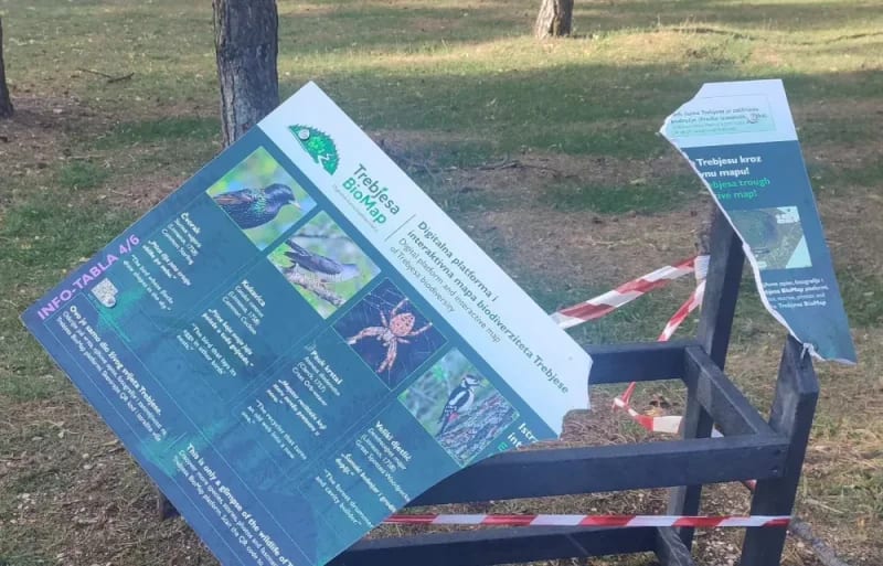 Polomljena nova EKO info-tabla sa QR kodovima