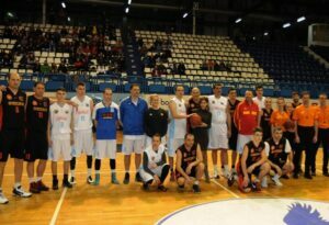 zajednicki_snimak_ucesnika_revijalme_kosarkaske_utakmice