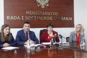 5665980b-629c-465b-8089-780a0a0a0a67-aapicture201512076995904web-preview_0