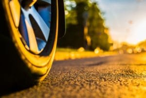 automobil-voznja-sunce