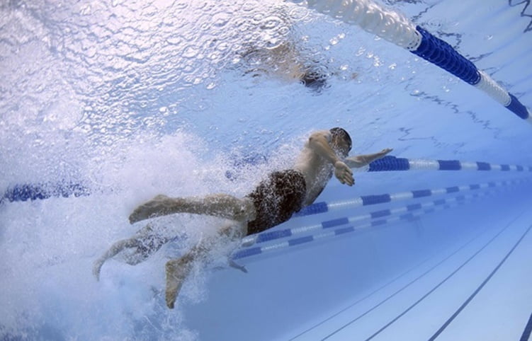 swimmers-79592_1280