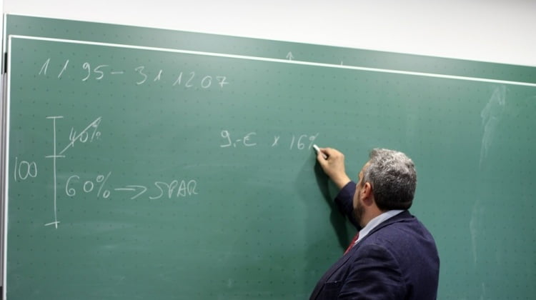 teacher-2454399_1280