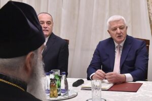 5230153_edqb7z9woaaqwc-_ls