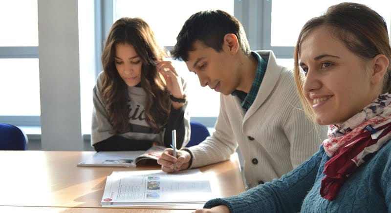 students-702090_1280