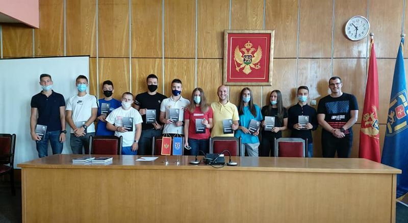 dejan_ivanovic_sa_mladi_sportistima_iz_nk