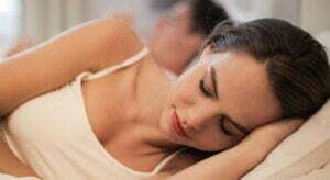 zena-spava-u-krevetu